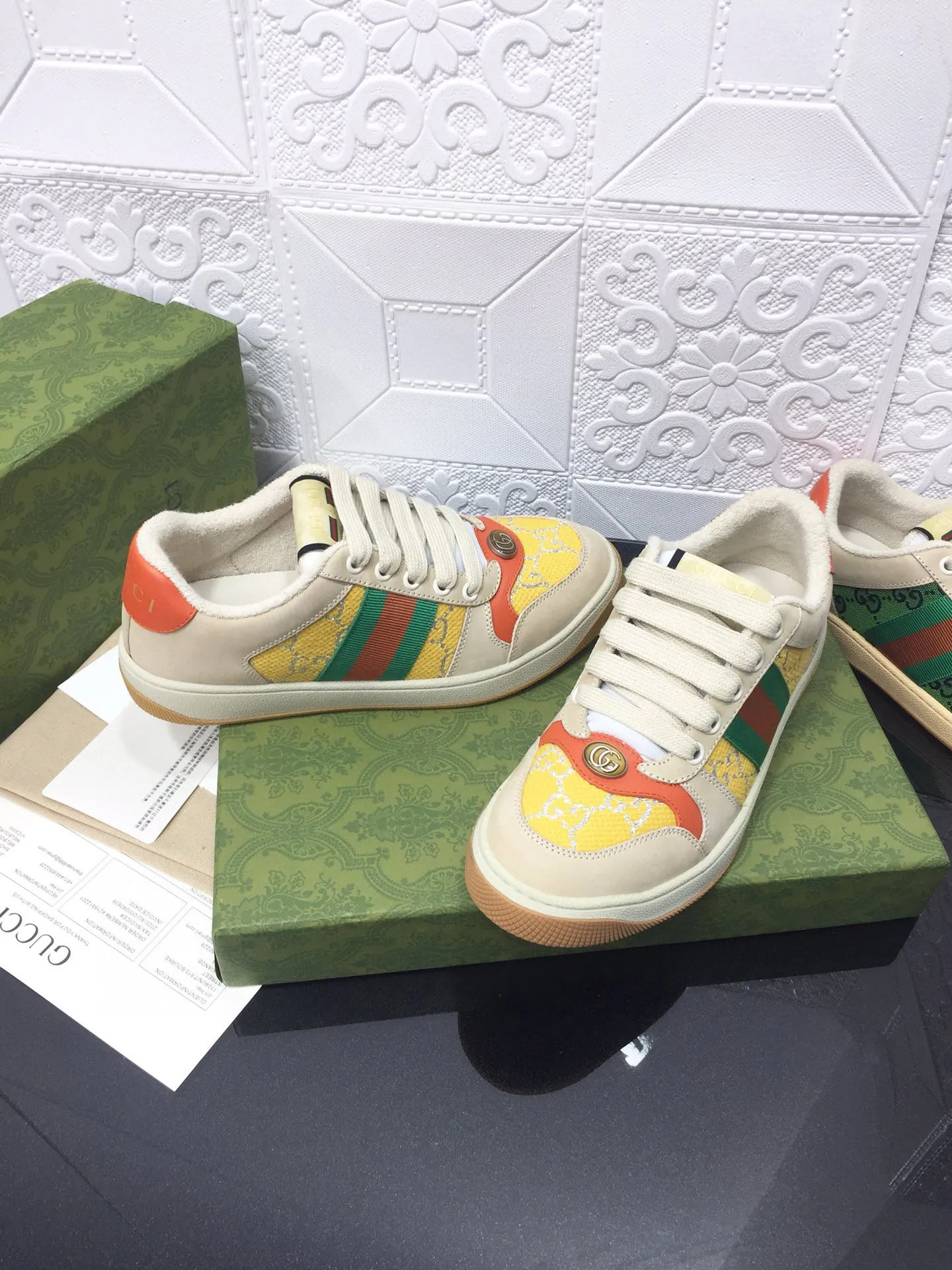 Ex-factory price: 540💰 GUCCI Gucci's newly upgraded back cover lining, top-notch old dirty shoes, classic casual sports shoes for couples, retro sneakers and old G family dirty shoes, updated at the counter simultaneously! ①The shoe upper has the same water-based edge coating process as the original version⚠️The ordinary oil edges on the market have a strong glue feel and are easy to fall off! Grade A first-layer nubuck leather (with pores)/matching computer embroidered double G cloth, high-density terry velvet lining. ② A PVC transparent small round mark sealing line is added to the details of the midsole. The mold is opened six times and the jewelry craftsmanship is used to customize the two-color double G buckle, striving to be the same as the original version. A pair of buttons is more than three times more expensive than ordinary buckles on the market. ③An old two-color washable label, the chip is placed on the outer waist of the right foot, the entire shoe is completely hollowed out with rubber technology, TUP material (rubber to distinguish the market) with the latest green packaging from the counter, 3D printed handbag, and a pair of shoelaces. There is no pressure when entering and exiting the counter. You can buy a 1:1 accurate replica of the original version and modify and upgrade it repeatedly. The details are perfectly restored, the materials are all customized, and they are truly top-notch. Please look at the details clearly to identify the quality. Upper: First-layer frosted cowhide/embroidered double G cloth. Lining: original high-density velvet lining. Foot pads: original pearlescent sheepskin. Outsole: private molded vacuum TPU material. Packaging: original top-grade full set packaging at the counter. Shoe size: women's size 35-40, men's size 39-44 (men's size 38, 45🉑️customized, non-returnable)